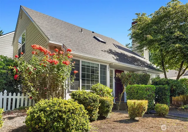 Photo 2 of Townhouse for sale at 10262 Ne 129th Lane, Kirkland, WA 98034 | MLS# NWM2538271 | Listing updated on 2026-09-29