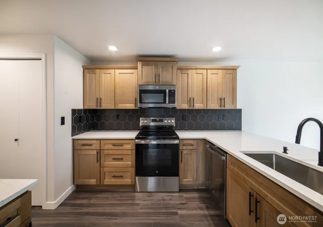 Photo 4 of Single family home for sale at 520 N Laventure Rd, Mount Vernon, WA 98273 | MLS# NWM2538272 | Listing updated on 2026-09-23