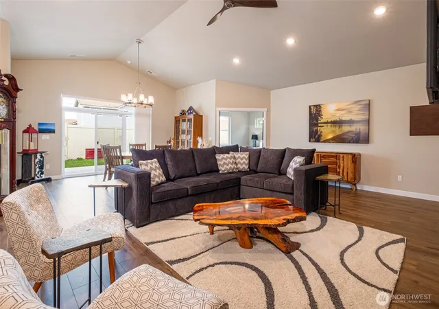 Photo 3 of Single family home for sale at 915 S M Loop Dr Sw, Quincy, WA 98848 | MLS# NWM2538276 | Listing updated on 2026-09-22