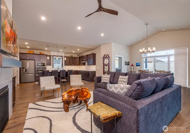 Photo 3 of Single family home for sale at 915 S M Loop Dr SW, Quincy, WA 98848 | MLS# NWM2538276 | Listing updated on 2026-09-22