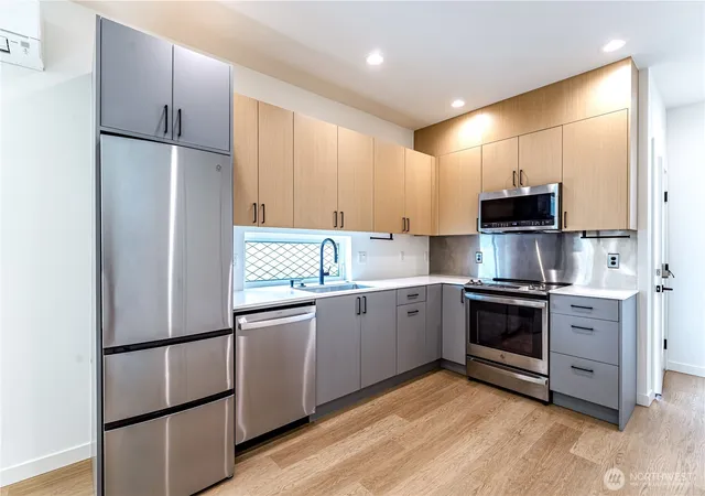 Photo 4 of Townhouse for sale at 10350 Wallingford Ave N #B, Seattle, WA 98133 | MLS# NWM2538334 | Listing updated on 2026-09-22