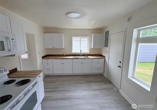Photo 3 of Sale Pending at 511 20th, Longview, WA 98632 | MLS# NWM2538415 | Listing updated on 2026-09-25