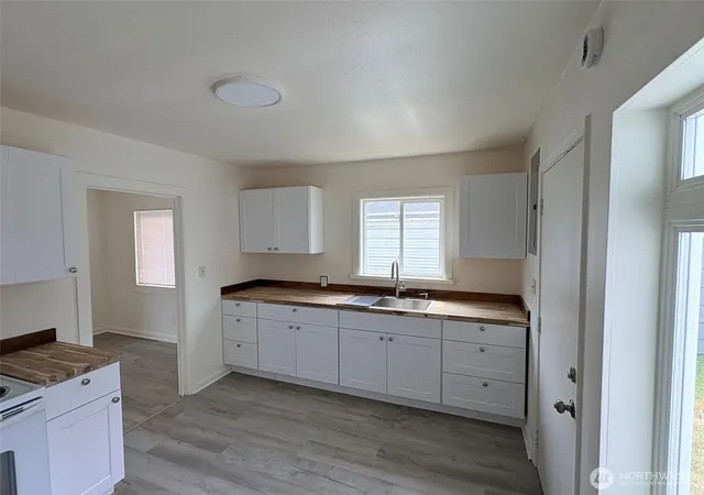 Photo 4 of Sale Pending at 511 20th, Longview, WA 98632 | MLS# NWM2538415 | Listing updated on 2026-09-25