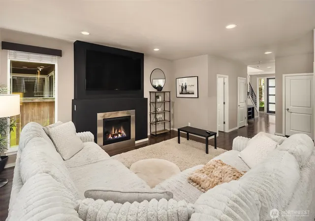 Photo 4 of Single family home for sale at 2525 122nd Place SE, Everett, WA 98208 | MLS# NWM2538499 | Listing updated on 2026-09-30