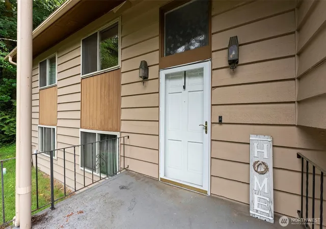 Photo 2 of Single family home for sale at 1422 Colchester Dr Se, Port Orchard, WA 98366 | MLS# NWM2538611 | Listing updated on 2026-10-01