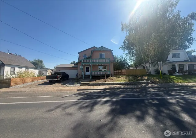 Photo 2 of Single family home for sale at 305 S Roosevelt St, Walla Walla, WA 99362 | MLS# NWM2538621 | Listing updated on 2026-09-22