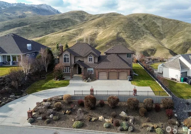 Photo 1 of Single family home for sale at 1918 Broadview, Wenatchee, WA 98801 | MLS# NWM2538812 | Listing updated on 2026-09-22