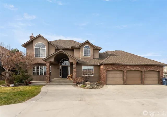 Photo 2 of Single family home for sale at 1918 Broadview, Wenatchee, WA 98801 | MLS# NWM2538812 | Listing updated on 2026-09-22