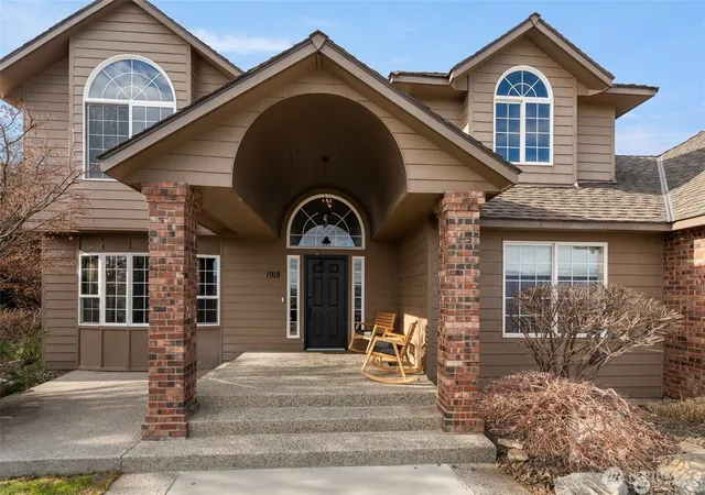 Photo 3 of Single family home for sale at 1918 Broadview, Wenatchee, WA 98801 | MLS# NWM2538812 | Listing updated on 2026-09-22