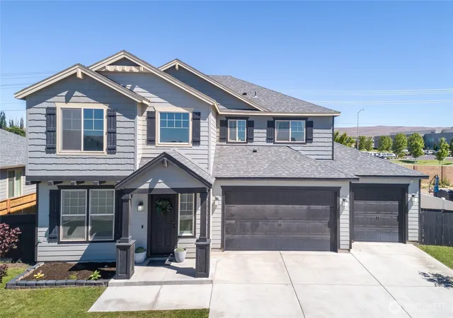 Photo 2 of Single family home for sale at 215 L St Ne, Quincy, WA 98848 | MLS# NWM2538904 | Listing updated on 2026-09-22
