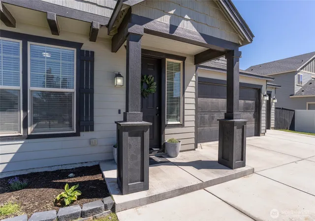 Photo 3 of Single family home for sale at 215 L St Ne, Quincy, WA 98848 | MLS# NWM2538904 | Listing updated on 2026-09-22