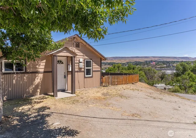 Photo 1 of Sale Pending at 1522 Crescent St, Wenatchee, WA 98801 | MLS# NWM2538959 | Listing updated on 2026-09-28