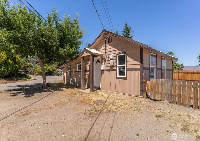 Photo 2 of Sale Pending at 1522 Crescent St, Wenatchee, WA 98801 | MLS# NWM2538959 | Listing updated on 2026-09-28