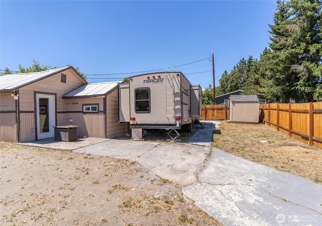Photo 3 of Sale Pending at 1522 Crescent St, Wenatchee, WA 98801 | MLS# NWM2538959 | Listing updated on 2026-09-28