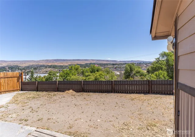 Photo 3 of Sale Pending at 1522 Crescent St, Wenatchee, WA 98801 | MLS# NWM2538959 | Listing updated on 2026-09-28