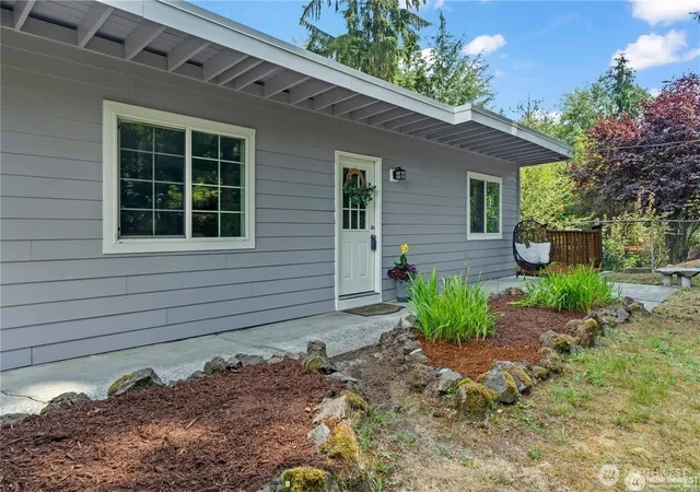 Photo 2 of Sale Pending at 2749 Parkway Dr W, University Place, WA 98466 | MLS# NWM2539122 | Listing updated on 2026-09-30