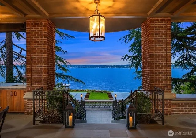 Photo 4 of Single family home for sale at 3038 E Laurelhurst Dr NE, Seattle, WA 98105 | MLS# NWM2539206 | Listing updated on 2026-09-22