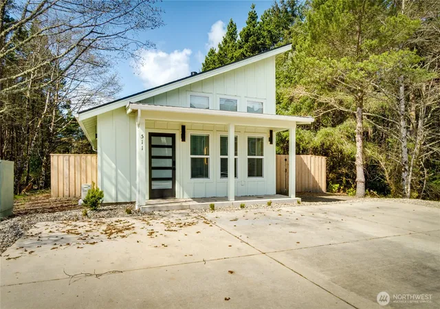 Photo 1 of Single family home for sale at 511 Ocean Beach Blvd S, Long Beach, WA 98631 | MLS# NWM2539232 | Listing updated on 2026-09-22