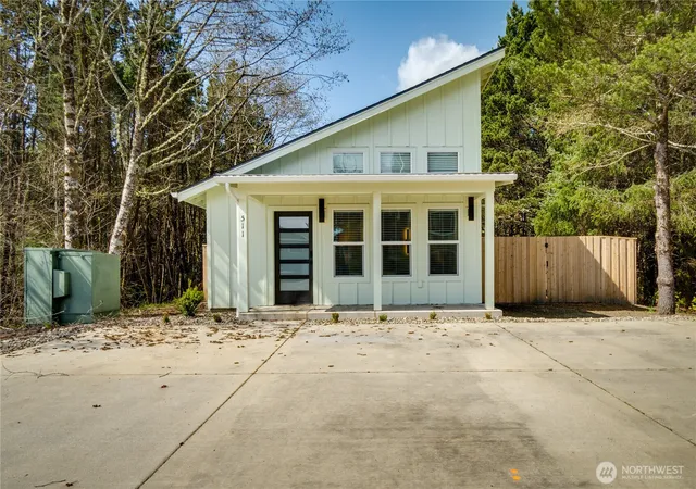 Photo 2 of Single family home for sale at 511 Ocean Beach Blvd S, Long Beach, WA 98631 | MLS# NWM2539232 | Listing updated on 2026-09-22