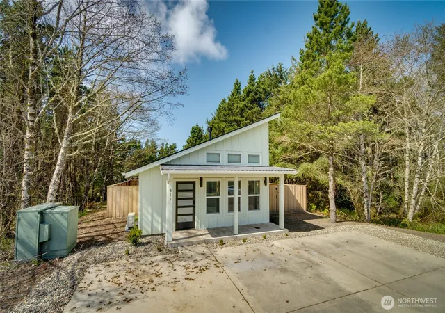 Photo 4 of Single family home for sale at 511 Ocean Beach Blvd S, Long Beach, WA 98631 | MLS# NWM2539232 | Listing updated on 2026-09-22