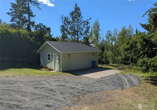 Photo 3 of Sale Pending at 104 Sun Valley Dr, Chehalis, WA 98532 | MLS# NWM2539362 | Listing updated on 2026-09-25