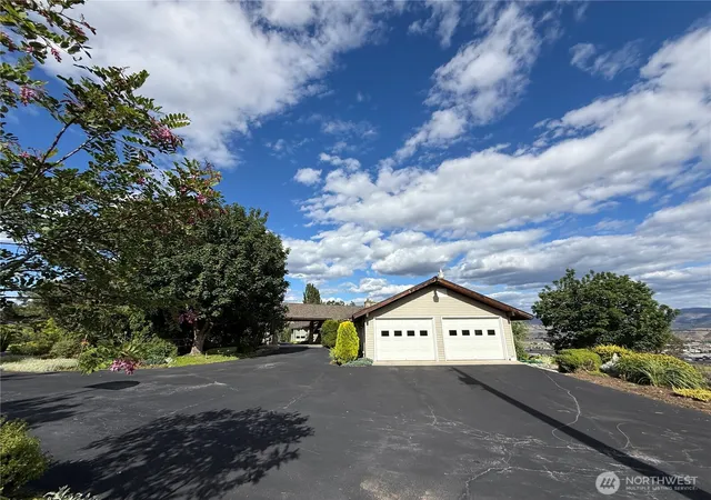 Photo 4 of Single family home for sale at 24 Valley View Dr, Omak, WA 98841 | MLS# NWM2539391 | Listing updated on 2026-09-30
