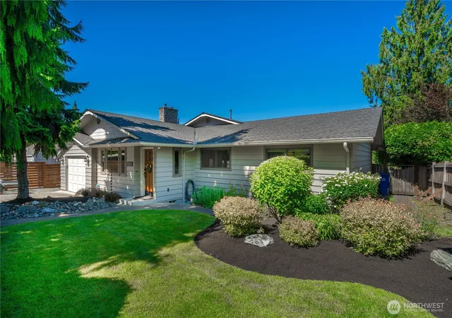 Photo 3 of Sale Pending at 3605 Lakeridge Dr E, Lake Tapps, WA 98391 | MLS# NWM2539427 | Listing updated on 2026-09-25