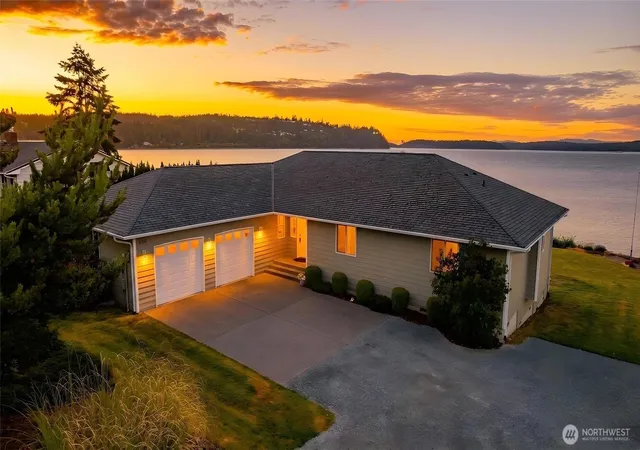 Photo 2 of Single family home for sale at 639 E Beacon View Dr, Oak Harbor, WA 98277 | MLS# NWM2539626 | Listing updated on 2026-09-22