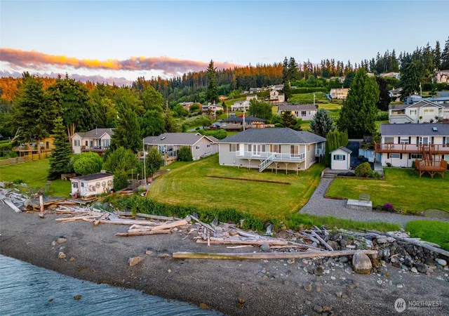 Photo 3 of Single family home for sale at 639 E Beacon View Dr, Oak Harbor, WA 98277 | MLS# NWM2539626 | Listing updated on 2026-09-22