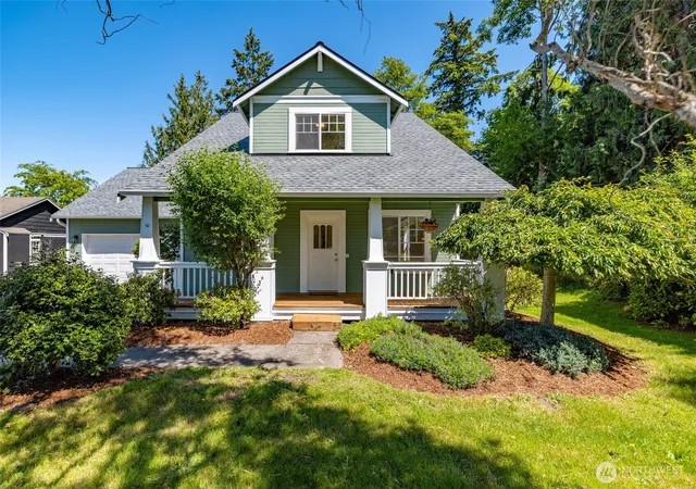 Photo 3 of Single family home for sale at 2609 C Ave, Anacortes, WA 98221 | MLS# NWM2539638 | Listing updated on 2026-09-22