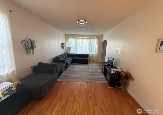 Photo 3 of Sale Pending at 3926 S Warsaw St, Seattle, WA 98118 | MLS# NWM2539761 | Listing updated on 2026-09-28