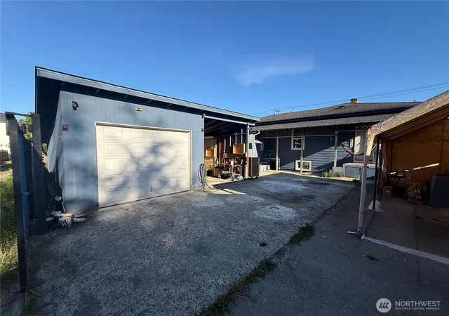 Photo 4 of Sale Pending at 3926 S Warsaw St, Seattle, WA 98118 | MLS# NWM2539761 | Listing updated on 2026-09-28