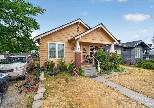 Photo 2 of Single family home for sale at 1002 Methow St, Wenatchee, WA 98801 | MLS# NWM2539847 | Listing updated on 2026-09-22