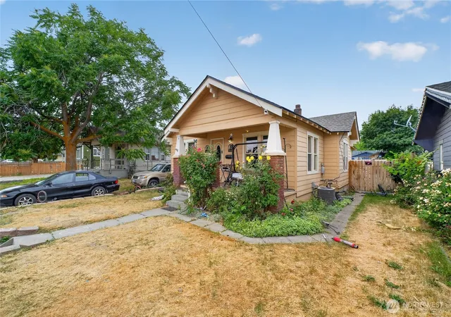 Photo 3 of Single family home for sale at 1002 Methow St, Wenatchee, WA 98801 | MLS# NWM2539847 | Listing updated on 2026-09-22