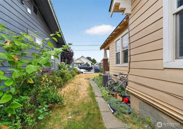 Photo 4 of Single family home for sale at 1002 Methow St, Wenatchee, WA 98801 | MLS# NWM2539847 | Listing updated on 2026-09-22