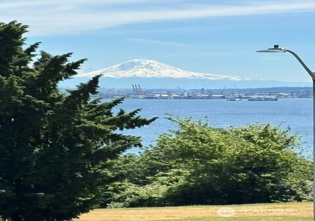 Photo 3 of Sale Pending at 2612 W Galer St, Seattle, WA 98199 | MLS# NWM2539977 | Listing updated on 2026-10-01