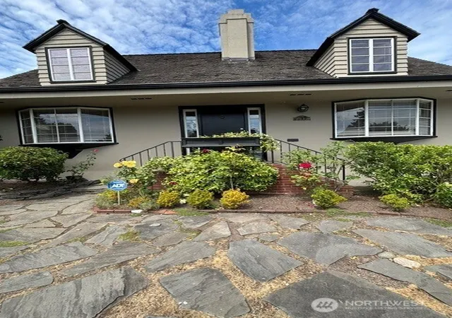 Photo 4 of Sale Pending at 2612 W Galer St, Seattle, WA 98199 | MLS# NWM2539977 | Listing updated on 2026-10-01