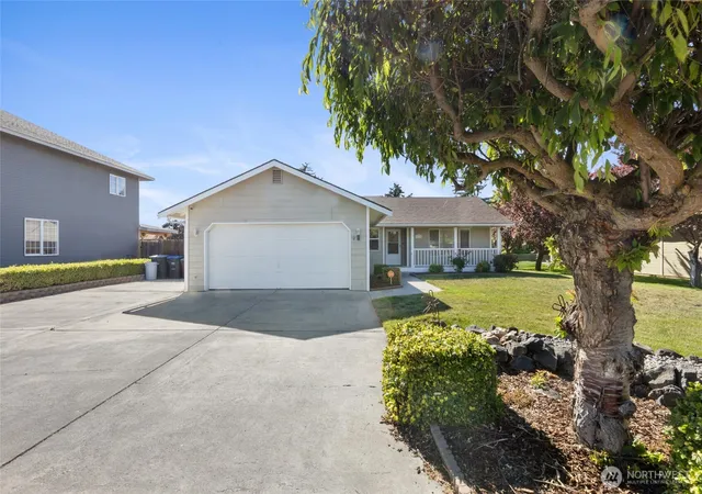 Photo 1 of Single family home for sale at 2214 S Belair Dr, Moses Lake, WA 98837 | MLS# NWM2540196 | Listing updated on 2026-09-23