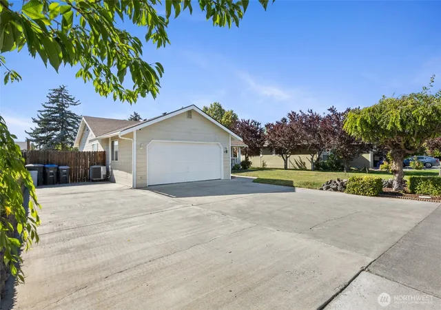 Photo 2 of Single family home for sale at 2214 S Belair Dr, Moses Lake, WA 98837 | MLS# NWM2540196 | Listing updated on 2026-09-23
