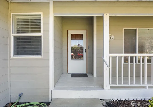 Photo 3 of Single family home for sale at 2214 S Belair Dr, Moses Lake, WA 98837 | MLS# NWM2540196 | Listing updated on 2026-09-23