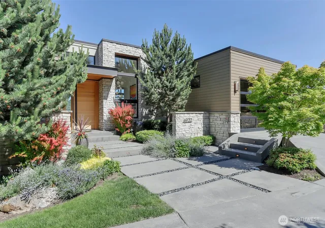 Photo 3 of Sale Pending at 6922 96th Avenue Se, Mercer Island, WA 98040 | MLS# NWM2540286 | Listing updated on 2026-09-25