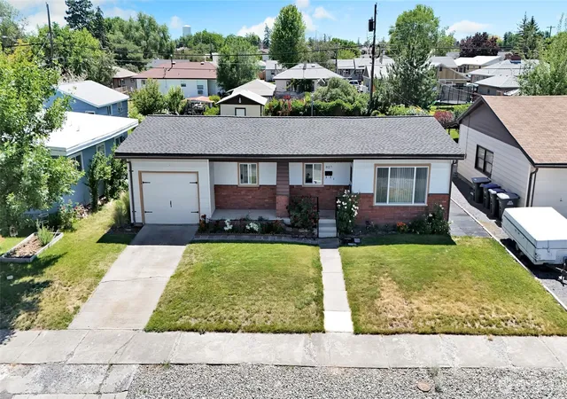 Photo 1 of Single family home for sale at 827 S Juniper Dr, Moses Lake, WA 98837 | MLS# NWM2540330 | Listing updated on 2026-10-02
