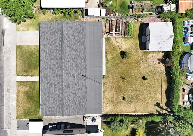 Photo 2 of Single family home for sale at 827 S Juniper Dr, Moses Lake, WA 98837 | MLS# NWM2540330 | Listing updated on 2026-10-02