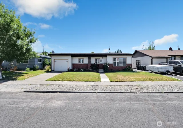 Photo 3 of Single family home for sale at 827 S Juniper Dr, Moses Lake, WA 98837 | MLS# NWM2540330 | Listing updated on 2026-10-02