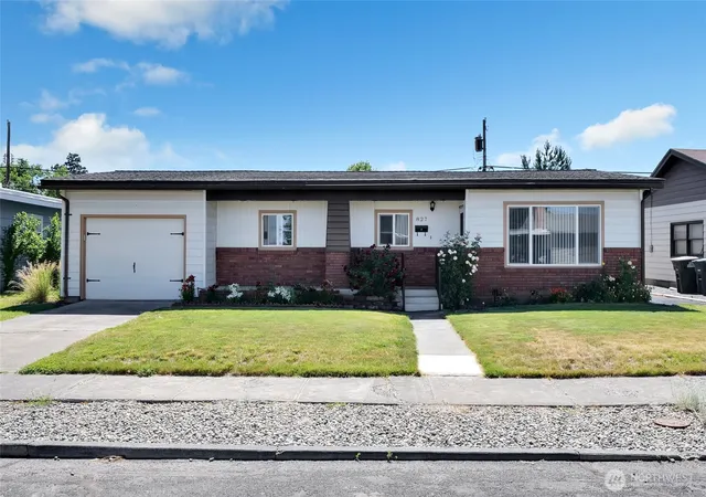 Photo 3 of Single family home for sale at 827 S Juniper Dr, Moses Lake, WA 98837 | MLS# NWM2540330 | Listing updated on 2026-10-02