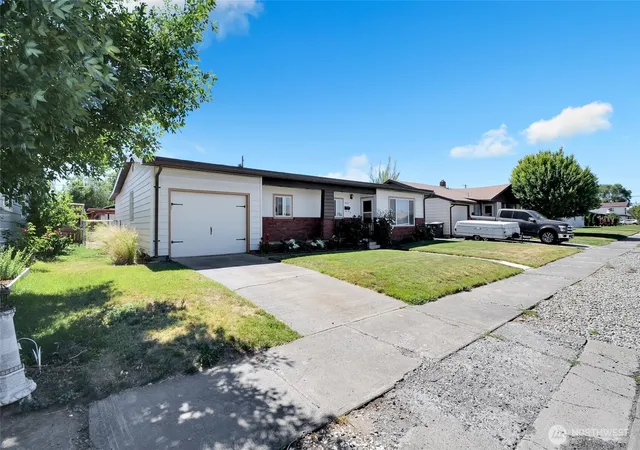 Photo 4 of Single family home for sale at 827 S Juniper Dr, Moses Lake, WA 98837 | MLS# NWM2540330 | Listing updated on 2026-10-02
