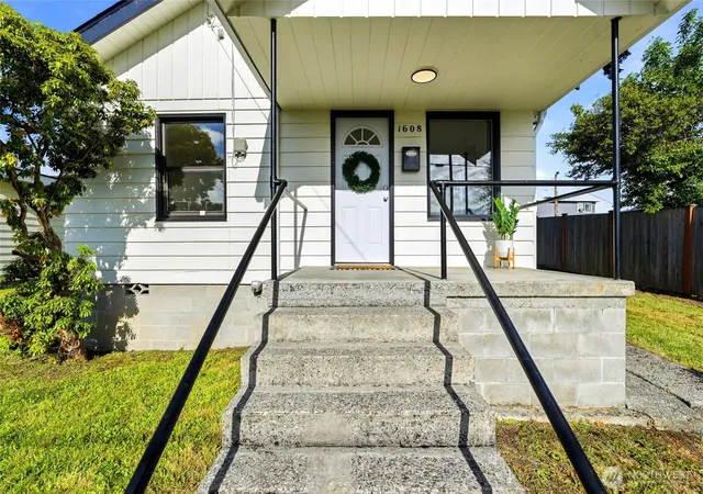 Photo 2 of Single family home for sale at 1608 Cedar St, Everett, WA 98201 | MLS# NWM2540353 | Listing updated on 2026-09-29