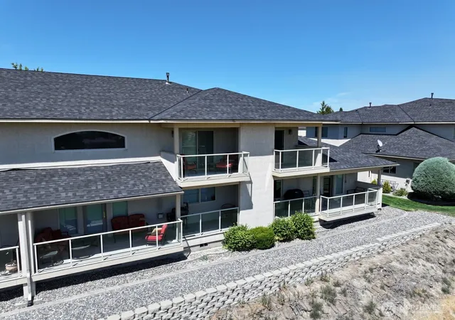 Photo 3 of Townhouse for sale at 3710 W Cyn Lakes Dr #D102, Kennewick, WA 99337 | MLS# NWM2540478 | Listing updated on 2026-09-22