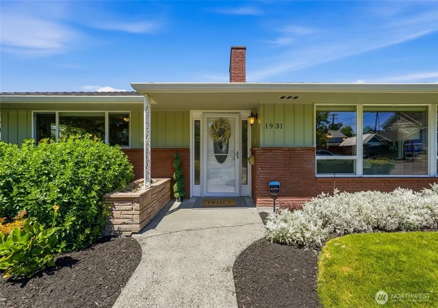 Photo 3 of Sale Pending at 1931 Hoyt Ave, Everett, WA 98201 | MLS# NWM2540482 | Listing updated on 2026-08-20