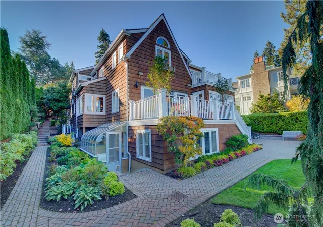 Photo 4 of Single family home for sale at 3608 Evergreen Point Rd, Medina, WA 98039 | MLS# NWM2540483 | Listing updated on 2026-09-22